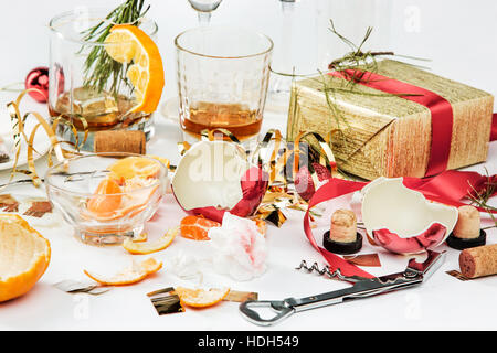 Am Morgen nach dem Weihnachtstag, Tisch mit Alkohol und Reste Stockfoto