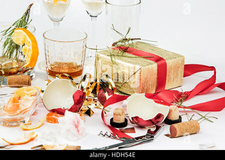 Am Morgen nach dem Weihnachtstag, Tisch mit Alkohol und Reste Stockfoto