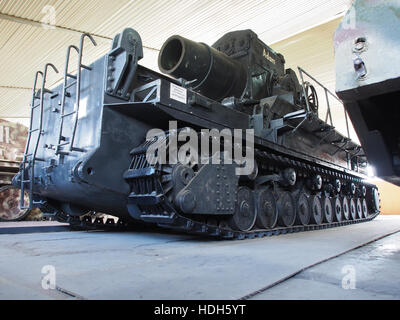 Das Bild zeigt den Panzer von Herrn Karl „Adam“, der im Panzermuseum in Kubinka, Russland, ausgestellt ist. Dieser historische Panzer, bekannt für sein einzigartiges Design, ist Teil der umfangreichen Sammlung von Militärfahrzeugen des Museums. Stockfoto