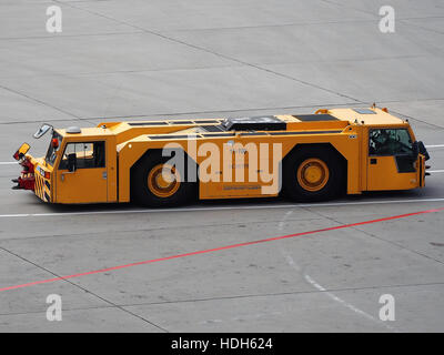 Schopf Pushback-Fahrzeug am Flughafen "Scheremetjewo" pic5 Stockfoto