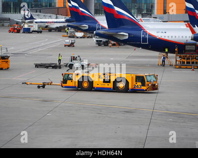 Schopf Pushback-Fahrzeug am Flughafen "Scheremetjewo" pic4 Stockfoto