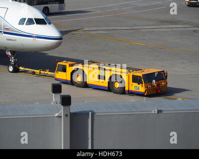 Schopf Pushback-Fahrzeug am Flughafen "Scheremetjewo" pic1 Stockfoto