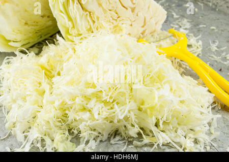 Kraut und Küche-Messer-Werkzeug am Steintisch geschnitten Stockfoto