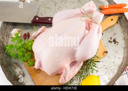 Rohem Hühnerfleisch auf Platte fertig zum Backen Stockfoto