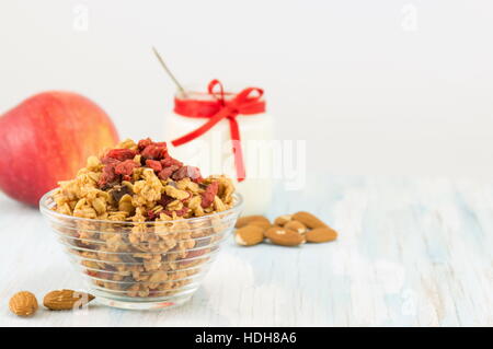 Müsli und Goji Beeren in eine Glasschüssel Stockfoto