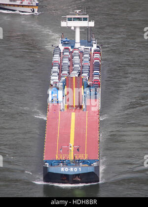 Die RO-RO 1 ist ein Roll-on/Roll-off-Schiff (RO-RO), das auf dem Rhein nahe dem Loreley-Felsen in Deutschland fotografiert wurde. Die Loreley ist ein berühmter Ort entlang des Flusses, bekannt für seine steilen Klippen und seine kulturelle Bedeutung. Das Schiff ist Teil des ausgedehnten Flussverkehrsnetzes entlang des Rheins. Stockfoto