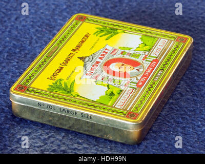 Dieses Bild zeigt eine Vintage-Zigarettendose von Simon Artz, die klassische Designelemente aus dem frühen 20. Jahrhundert zeigt. Die Dose spiegelt Werbung und Verpackung des frühen 20. Jahrhunderts wider und kombiniert Funktionalität und künstlerische Dekoration. Stockfoto