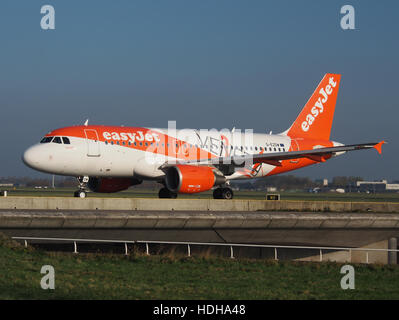 G-EZDW - Airbus A319-111 - EasyJet am Schiphol Rollen in Richtung 36L pic2 Stockfoto