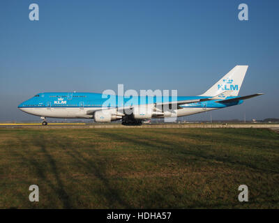 PH-BFB KLM Royal Dutch Airlines Boeing 747-406 an Schiphol Rollen in Richtung Start-und Landebahn 36L pic5 Stockfoto