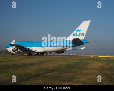 Eine KLM Royal Dutch Airlines Boeing 747-406, Kennzeichen PH-BFB, Taxis zur Landebahn 36L am Flughafen Schiphol. Dieses legendäre Flugzeug gehört zur Langstreckenflotte der Fluggesellschaft, die für ihre Zuverlässigkeit und Kapazität bekannt ist. Stockfoto