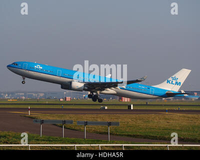 PH-AKB KLM Royal Dutch Airlines Airbus A330-303 - Cn 1294 Abflug von Start-und Landebahn 36C pic1 Stockfoto