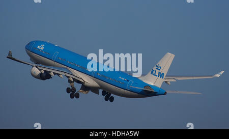 PH-AKB KLM Royal Dutch Airlines Airbus A330-303 - Cn 1294 Abflug von Start-und Landebahn 36C pic3 Stockfoto