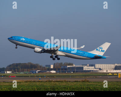 PH-AKB KLM Royal Dutch Airlines Airbus A330-303 - Cn 1294 Abflug von Start-und Landebahn 36C pic2 Stockfoto