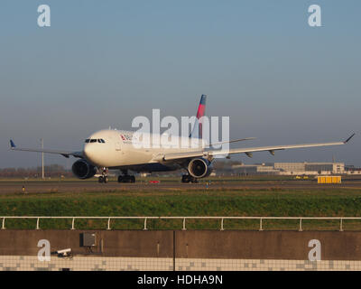 N818NW Airbus A330-323, Delta Air Lines am Schiphol Kreuzung Autobahn A5 in Richtung Start-und Landebahn 36L pic2 Stockfoto