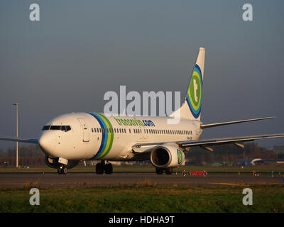 PH-HZN-Boeing 737 - 8K 2 - Transavia am Schiphol Kreuzung Autobahn A5 in Richtung Start-und Landebahn 36L Stockfoto