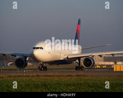 N818NW Airbus A330-323, Delta Air Lines am Schiphol Kreuzung Autobahn A5 in Richtung Start-und Landebahn 36L pic3 Stockfoto