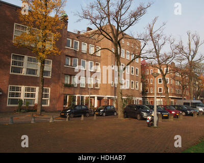„Reggestraat Pic2“ zeigt eine lebhafte Straßenszene aus der Reggestraat und zeigt das urbane Leben und die soziale Atmosphäre der Region. Das Bild zeigt den täglichen Fluss der Menschen und die umgebende Architektur. Stockfoto