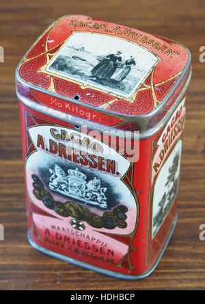 Cacao A Driessen 100 g ist ein beliebtes Kakaoprodukt, das für seinen hochwertigen Geschmack bekannt ist. Das Produkt wird häufig zum Backen, Trinken und Kochen verwendet und bietet einen reichhaltigen Schokoladengeschmack. Stockfoto