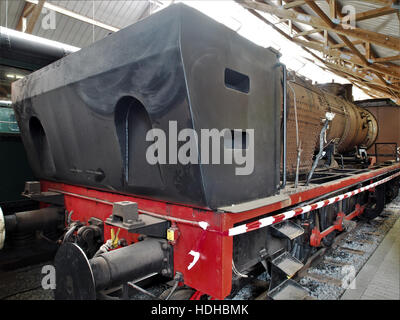 Die Dampflokomotive im Treignes Museum ist ein erhaltenes Beispiel der Eisenbahntechnik des frühen 20. Jahrhunderts. Es bietet einen Einblick in die Industriegeschichte dieser Zeit und die Entwicklung dampfbetriebener Züge. Stockfoto