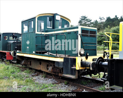 Dieses Bild zeigt die CFV3V-Diesellokomotive SNCF Y6502, die Teil des französischen Eisenbahnsystems SNCF ist. Die Lokomotive ist für den effizienten Verkehr auf dem französischen Schienennetz konzipiert und dient sowohl dem Personen- als auch dem Güterverkehr. Stockfoto