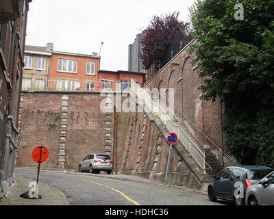 Dieses Bild aus der Rue des Anglais fängt eine lebendige urbane Straßenszene ein. Die Lage, ein geschäftiger Teil der Stadt, spiegelt die kulturelle und historische Lebendigkeit der Gegend wider. Stockfoto