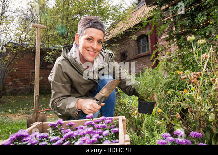 Porträt der glückliche Frau Gartenarbeit im Hinterhof Stockfoto