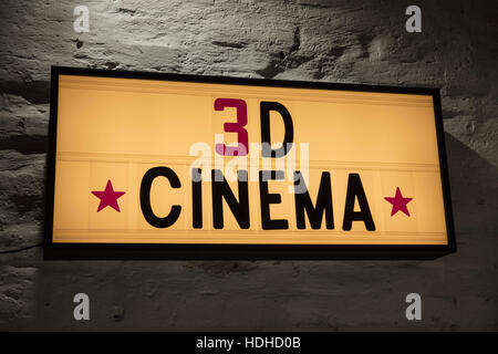 Nahaufnahme von 3D Kino Schild gegen graue Wand Stockfoto
