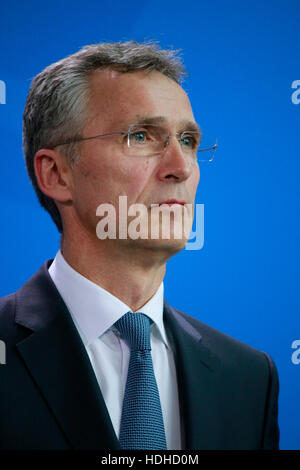 Jens Stoltenberg - Treffen der dt. Bundeskanzlerin Mit Dem NATO-Generalsekretaer, Bundeskanzleramt, 2. Juni 2016, Berlin. Stockfoto