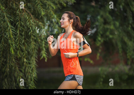 Seitenansicht der Frau Joggen im park Stockfoto