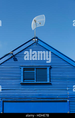 Niedrigen Winkel Ansicht der Antenne auf blaue Kirche gegen klaren Himmel Stockfoto