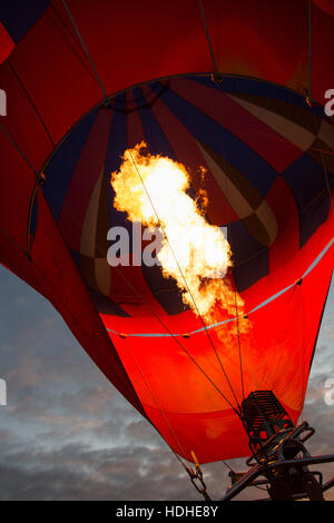Niedrigen Winkel Ansicht des Feuers im Heißluftballon gegen Himmel Stockfoto