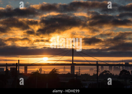 Brücke und Skyline gegen bewölktem Himmel während des Sonnenuntergangs, Melbourne, Victoria, Australien Stockfoto