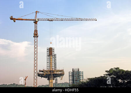 Bau von hohen konkreten Pylon Brücke mit Turmdrehkran Stockfoto