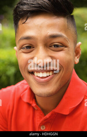 Close-up Portrait von glücklich Jüngling am Hof Stockfoto