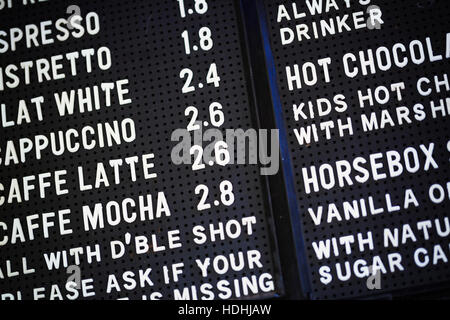 Nahaufnahme eines Coffee-Shop-Menüs auf einer Tafel. Stockfoto