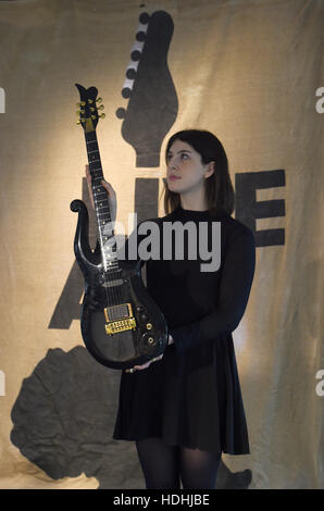 Ein Mitarbeiter hält eine Gitarre, die einst im Besitz von Prinz auf dem Display vor der Unterhaltung Erinnerungsstücke Verkauf bei Bonhams Knightsbridge, London noch in dieser Woche. Stockfoto