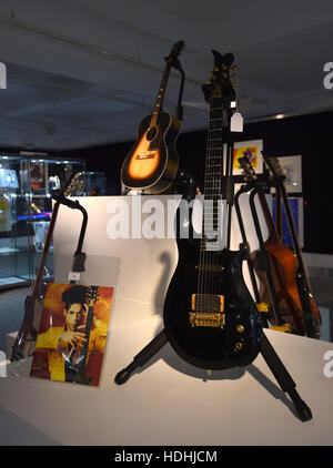 Eine Gitarre, die im Besitz von Prinz (vorne) und eine Gitarre, die im Besitz von Jimi Hendrix (Verteidiger) auf dem Display vor der Unterhaltung Erinnerungsstücke Verkauf bei Bonhams Knightsbridge, London noch in dieser Woche. Stockfoto