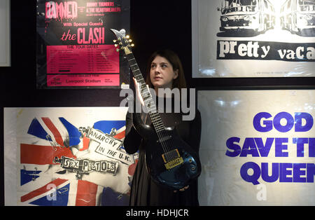 Ein Mitarbeiter hält eine Gitarre, die einst im Besitz von Prinz auf dem Display vor der Unterhaltung Erinnerungsstücke Verkauf bei Bonhams Knightsbridge, London noch in dieser Woche. Stockfoto