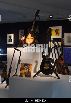 Eine Gitarre, die im Besitz von Prinz (vorne rechts) und eine Gitarre, die im Besitz von Jimi Hendrix (Verteidiger) auf dem Display vor der Unterhaltung Erinnerungsstücke Verkauf bei Bonhams Knightsbridge, London noch in dieser Woche. Stockfoto