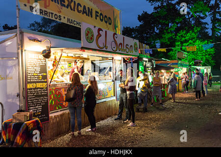 Stände auf Street Food Circus, Cardiff, Wales, UK Stockfoto