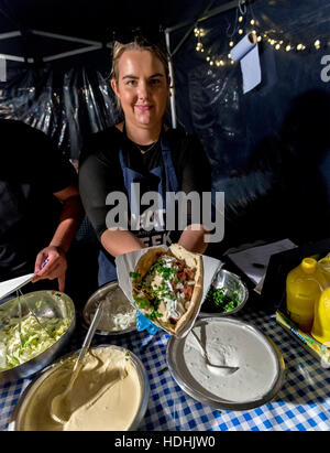 Frau mit Küche in Pitta Brot am Stand auf der Straße Essen Zirkus, Cardiff, Wales, UK Stockfoto