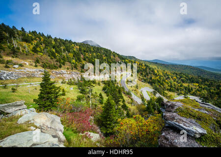 Blick auf die Blue Ridge Mountains und der Straße nach Grandfather Mountain in North Carolina. Stockfoto