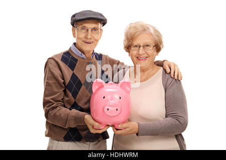 Glücklich Senioren mit einem Sparschwein isoliert auf weißem Hintergrund Stockfoto