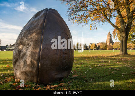 Die riesigen Vintage Rugbyball, ein Denkmal an die Geburtsstätte des Spiels an der Rugby School, Warwickshire UK Stockfoto