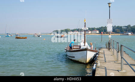 Passagiere auf der Deben Fluss Fuß Fähre bereiten Sie abfliegen Fähre Felixstowe, Suffolk, England, UK Stockfoto