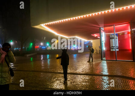 Montreuil, Frankreich, Pariser Vororte, Menschen in Sihouette, Straßenszenen in Nebel bei Nacht, paris Luftverschmutzung, Vorstadtstraßennächte Stockfoto