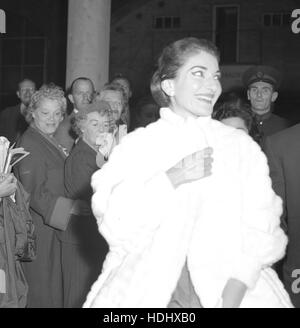 Opernsängerin Maria Callas kommt für ihr Konzert in der Royal Festival Hall in London. Sie flog in der letzten Nacht und wird voraussichtlich morgen wieder nach Mailand zu verlassen. Sie hat vor kurzem im Mittelmeer an Bord der Yacht des griechischen Versand Millionär Aristotle Onassis herumgefahren. Stockfoto