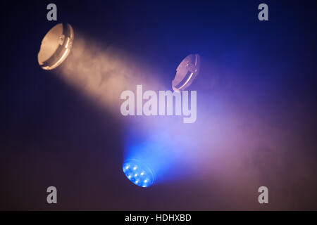 Bunte Wolfram und LED Scheinwerfer mit starken Balken in der dunklen, Stadium Beleuchtung Hintergrundfoto Stockfoto