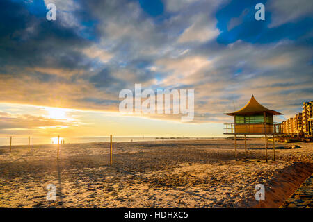 Surf lebensrettende Turm am Glenelg Beach, South Australia Stockfoto