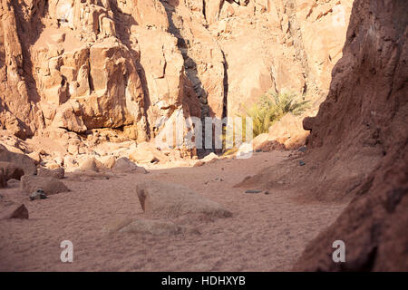 Schlucht farbigen Canyon in Ägypten an der Spitze am Rand der Klippe. Stockfoto